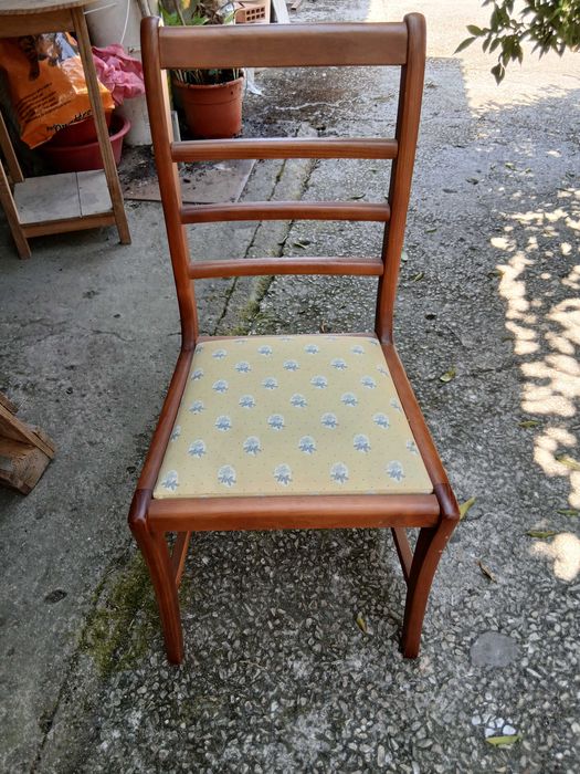 Cadeira em madeira maciça