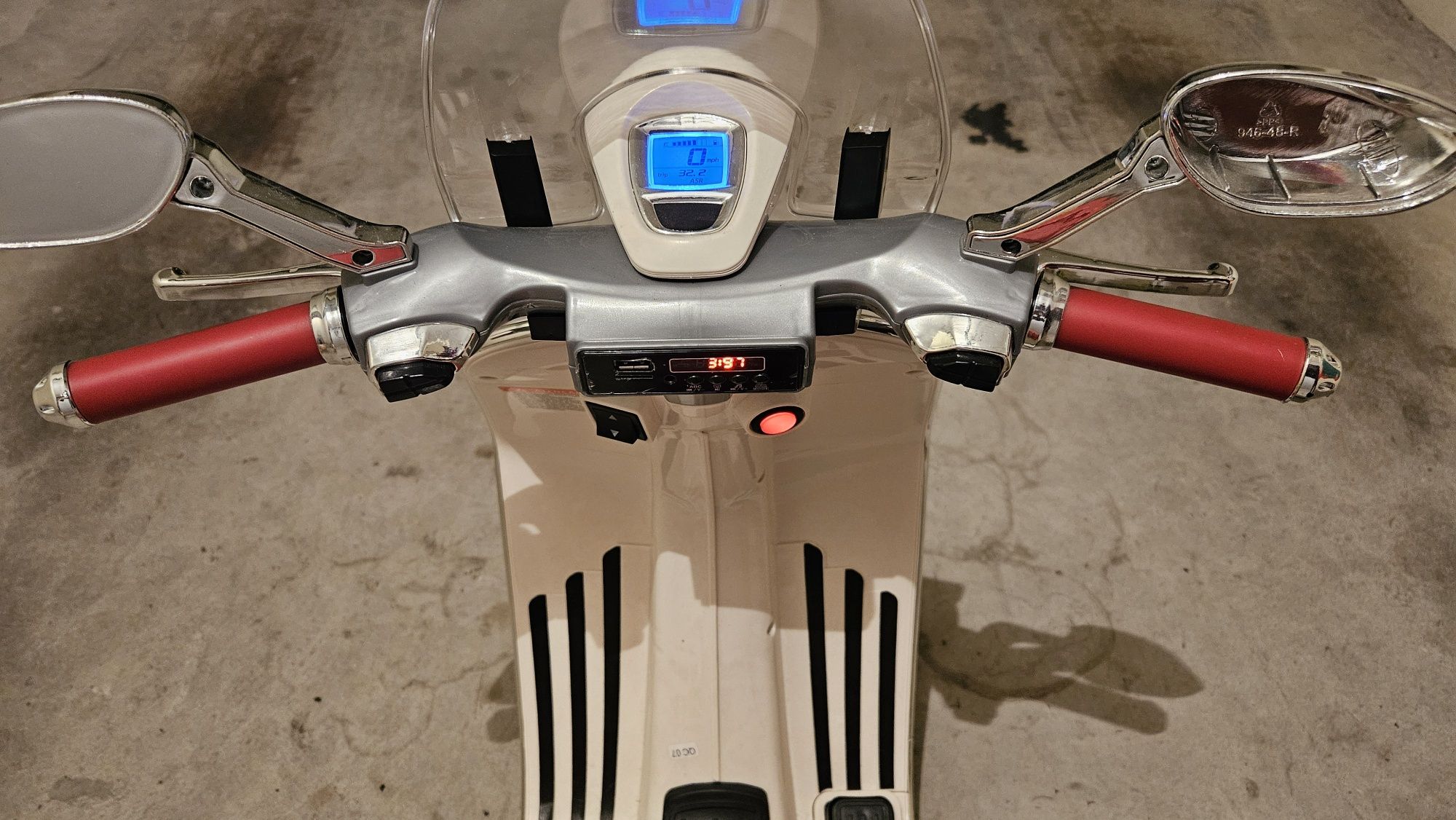 Vespa a bateria criança