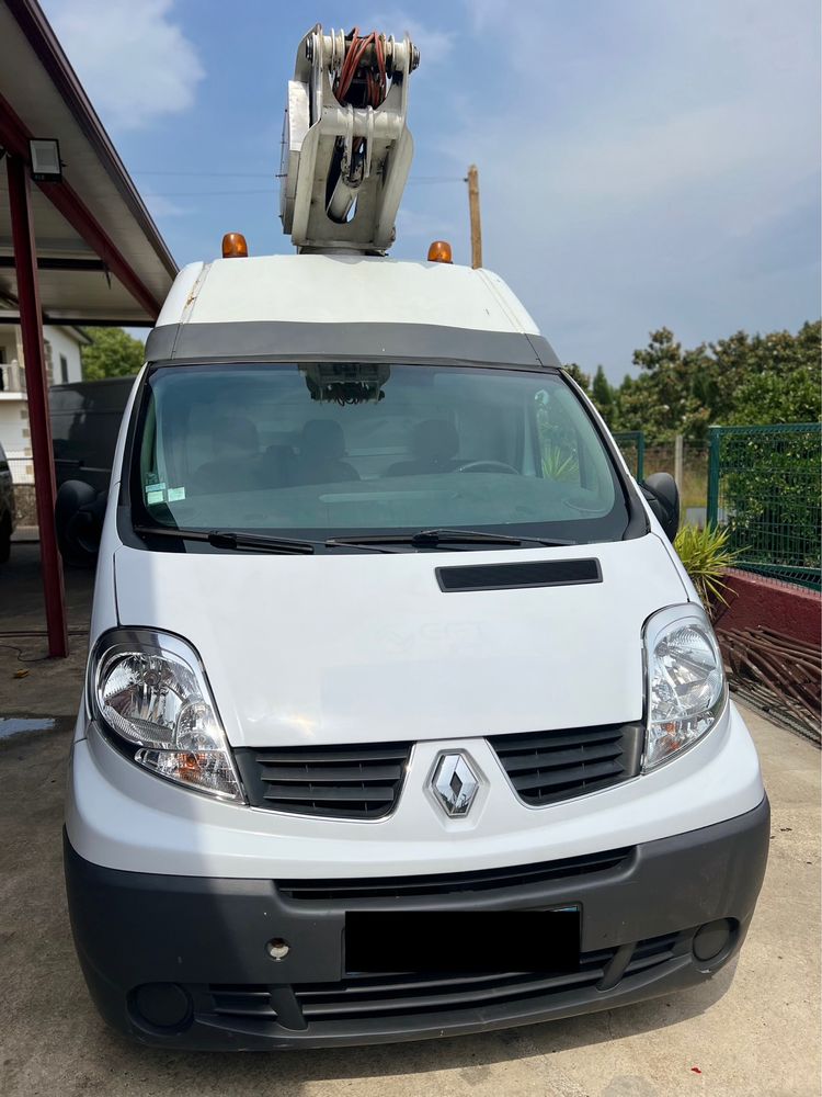 Renault Trafic com cesto aereo Barquinha