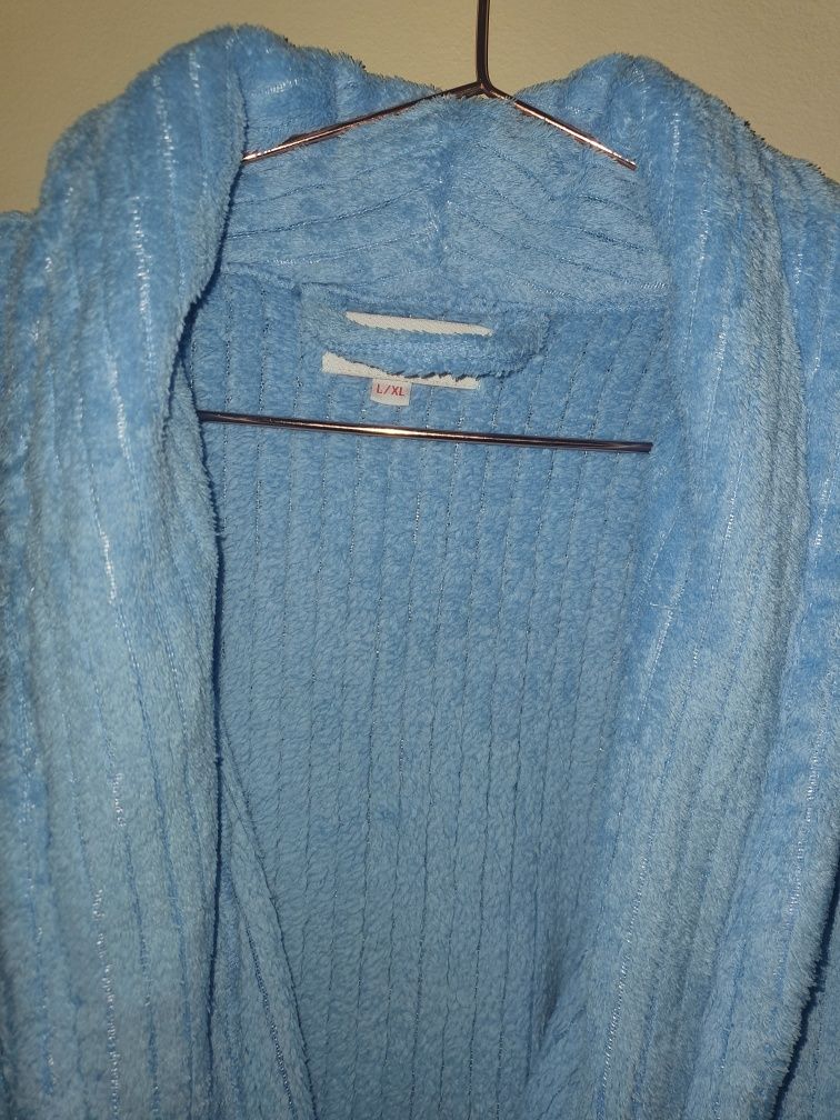 Niebieski pluszowy szlafrok
