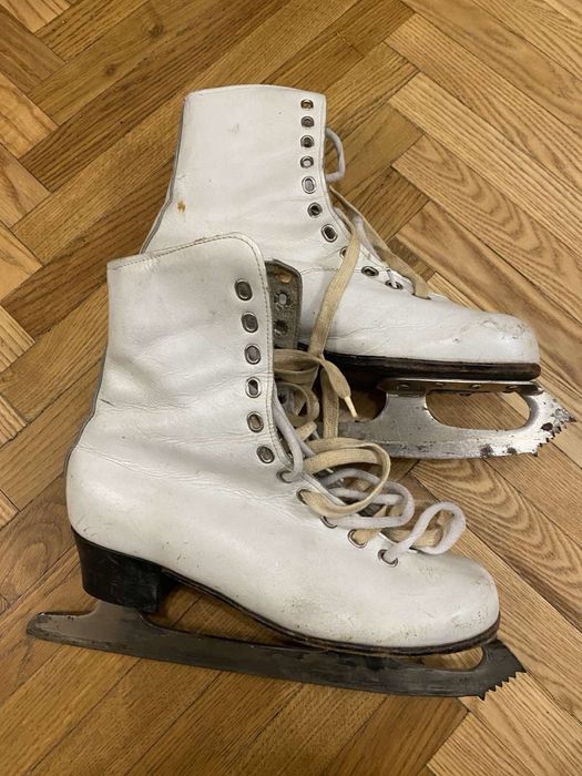 Білі жіночі ковзани часів ссср