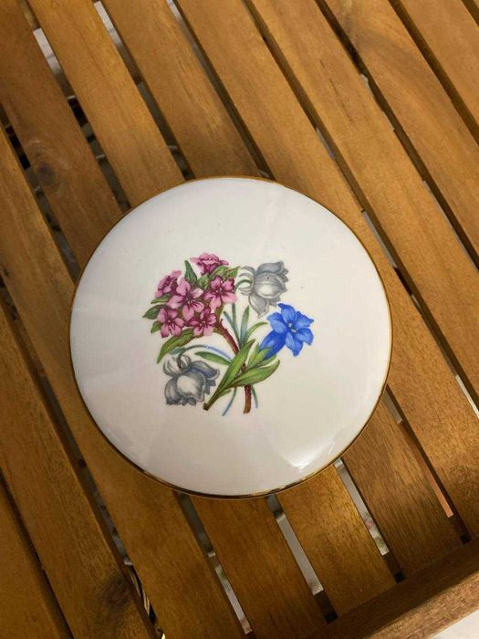 Шкатулка посуд сервірувальний із кришкою сирниця виготовлена з фарфору