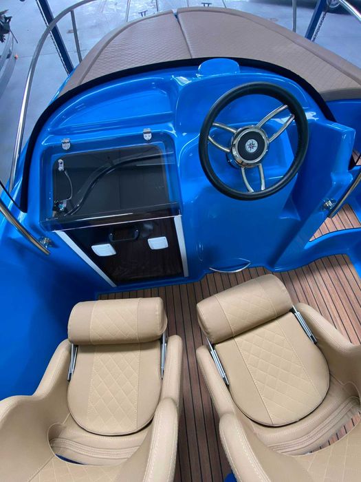 M560 Sundeck łódź motorowa nowa, cała niebieska, bogate wyposażenie
