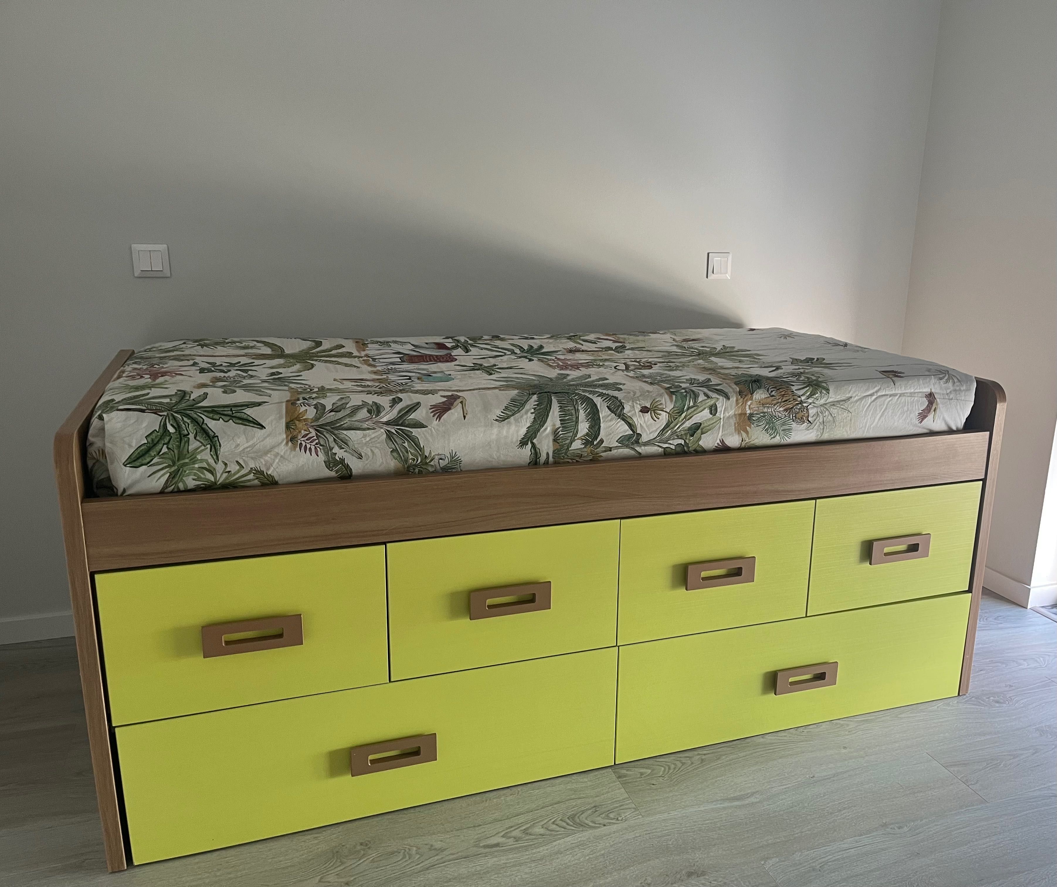 Cama e secretária