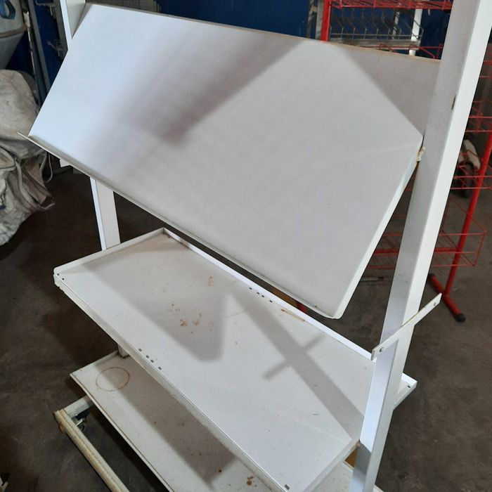 Estante - expositora metalica para loja comercial.