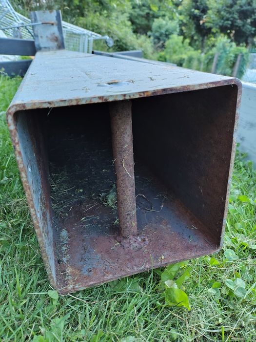 Słupy metalowe solidne