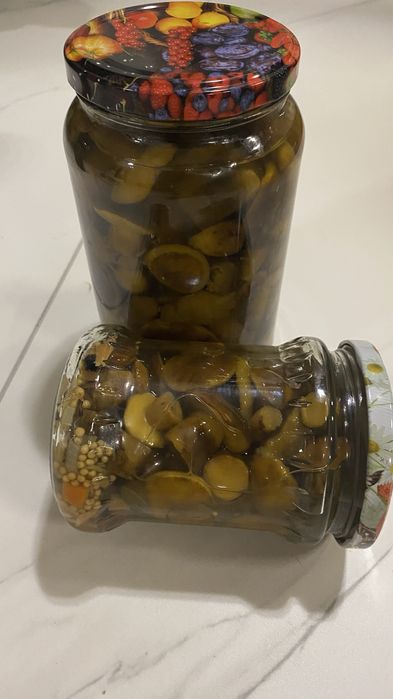 Świeże podgrzybki w sloikach