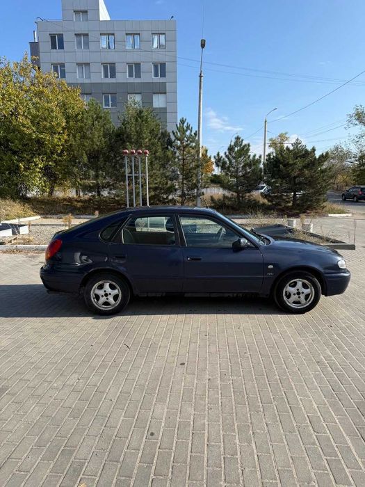 Toyota Corolla liftback 2001 года в хорошем состоянии