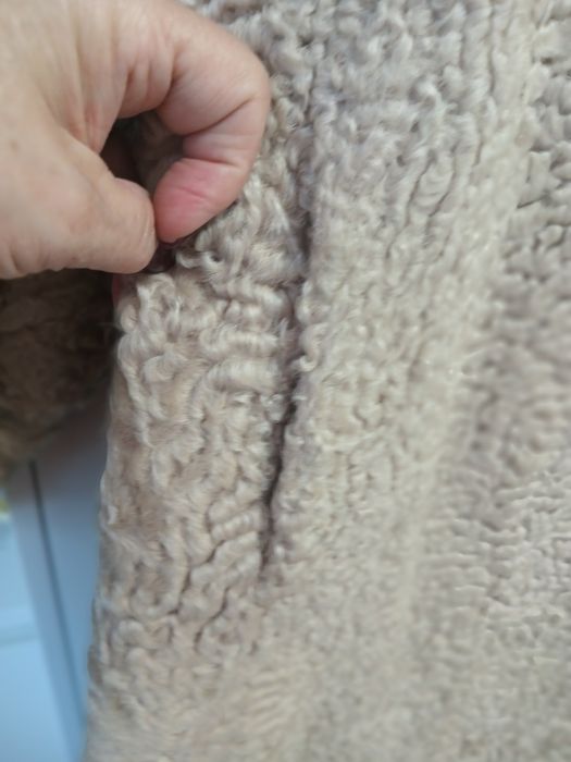 Ciekawe futro z beżowych karakułów z kołnierzem z lisa R xl-xxl