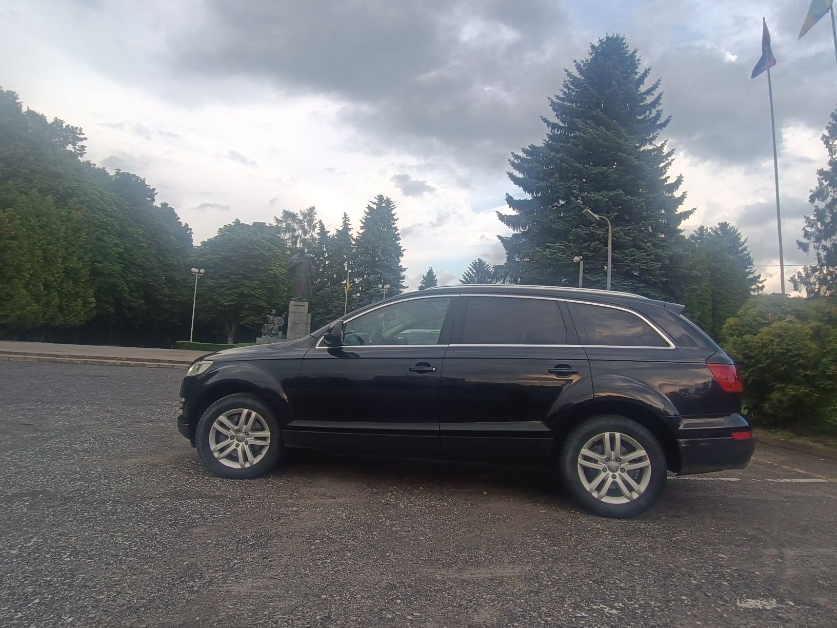 Продам Audi Q7 в багатій комплектації.
