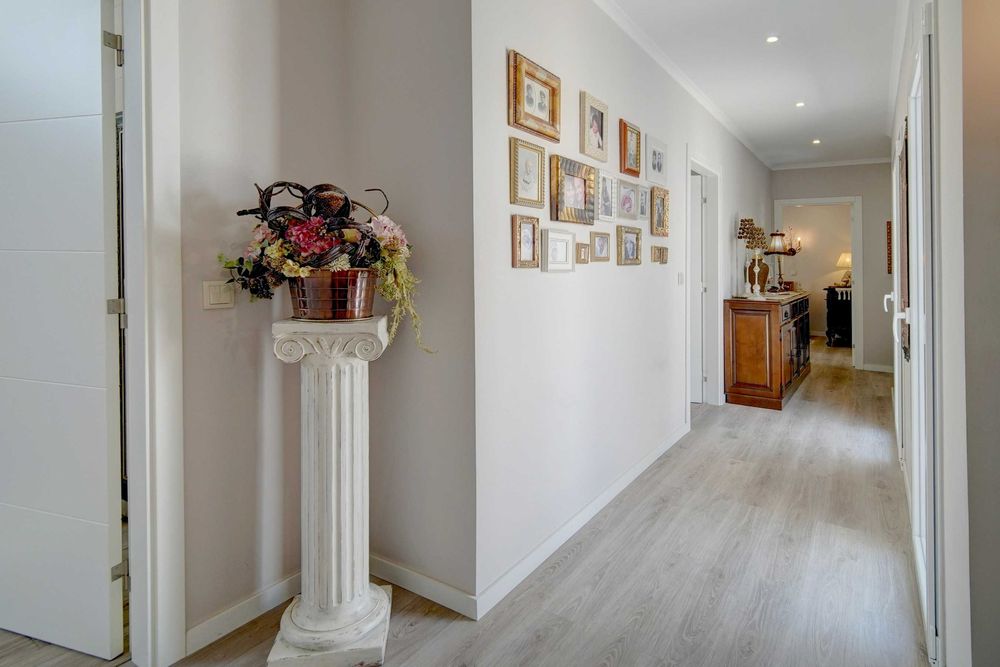 Moradia térrea T3, com jardim interior no centro de Pero Pinheiro