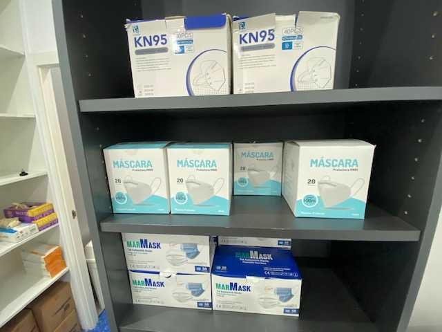 Luvas, máscaras, batas e fatos