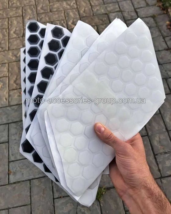 Захисні наклейки  -соти на бак мотоцикла під коліна (чорні та прозорі)