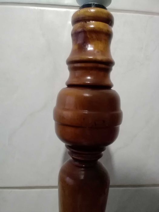 Lampa stojąca z naturalnego drewna
