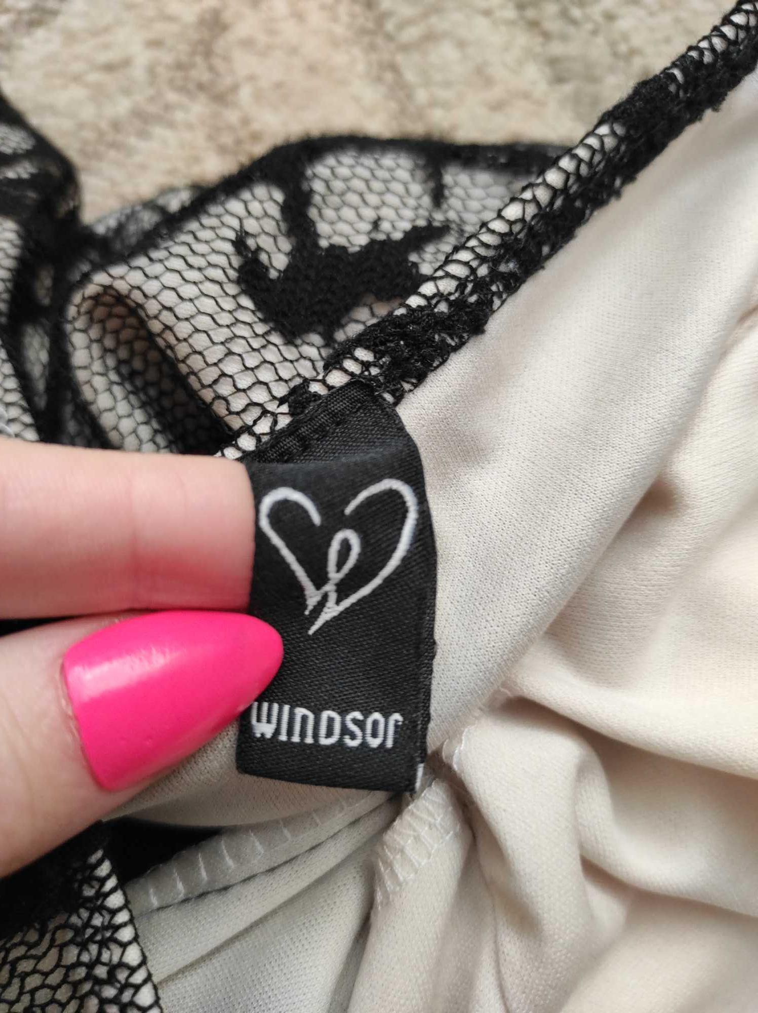 Koronkowa bluzka z baskinką Windsor