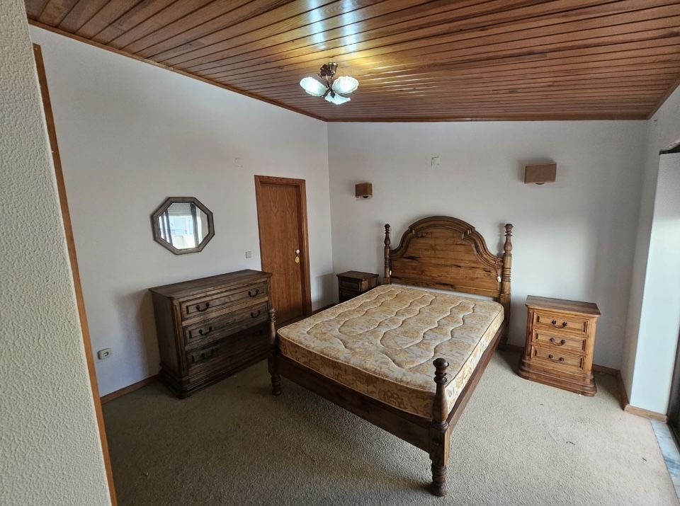Mobilia de quarto em madeira maciça com colchão incluido.