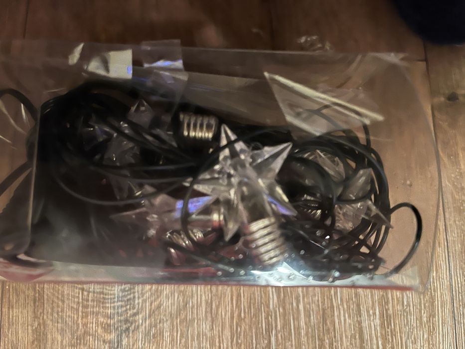 Гірлянди на ялинку, підставка під ялинку, шапка і борода новорічні