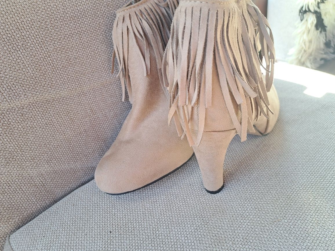 Buty beżowe na obcasie botki 36r
