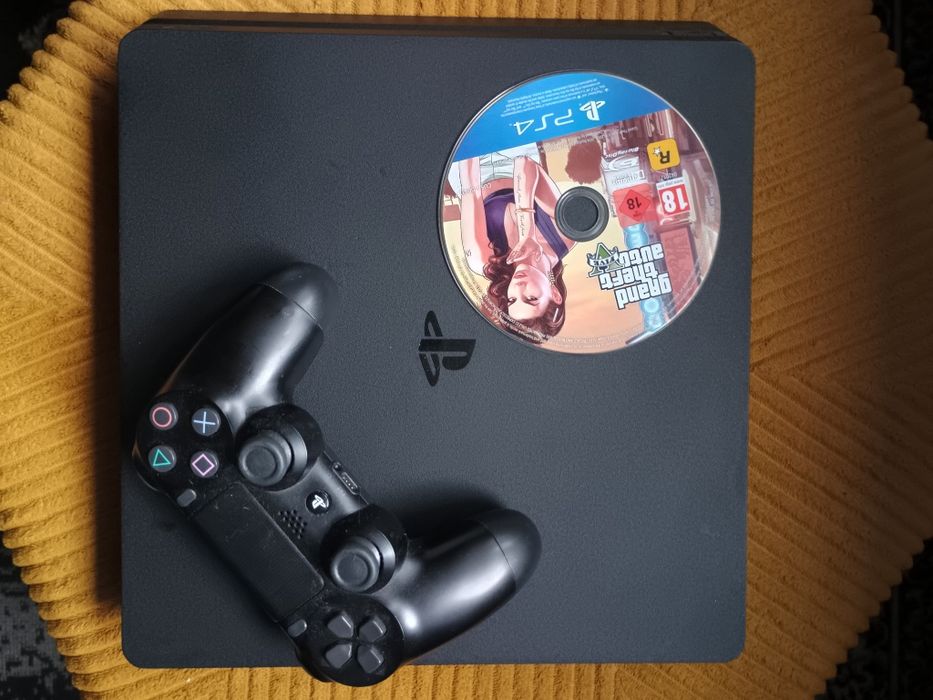 Konsola PS4 slim z GTA i padem.