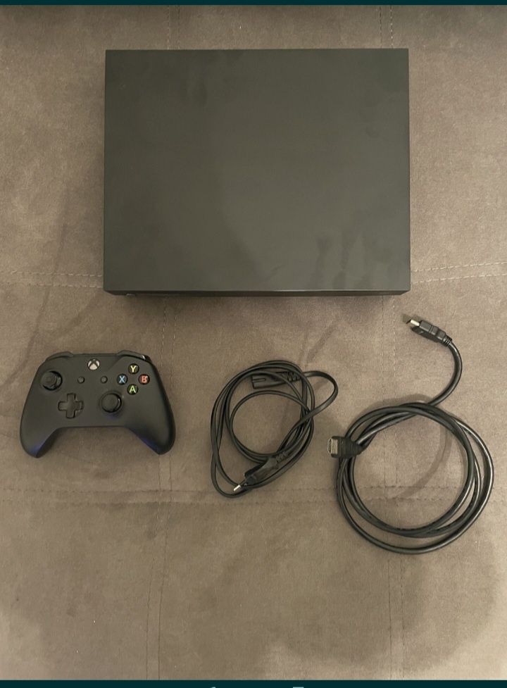 Xbox One X  1TB+ extras