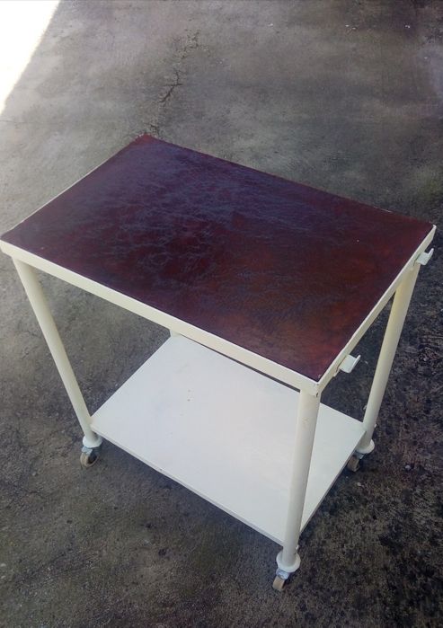 Mesa de apoio metálica com rodas