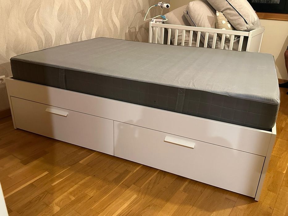 Cama com arrumação Brimnes