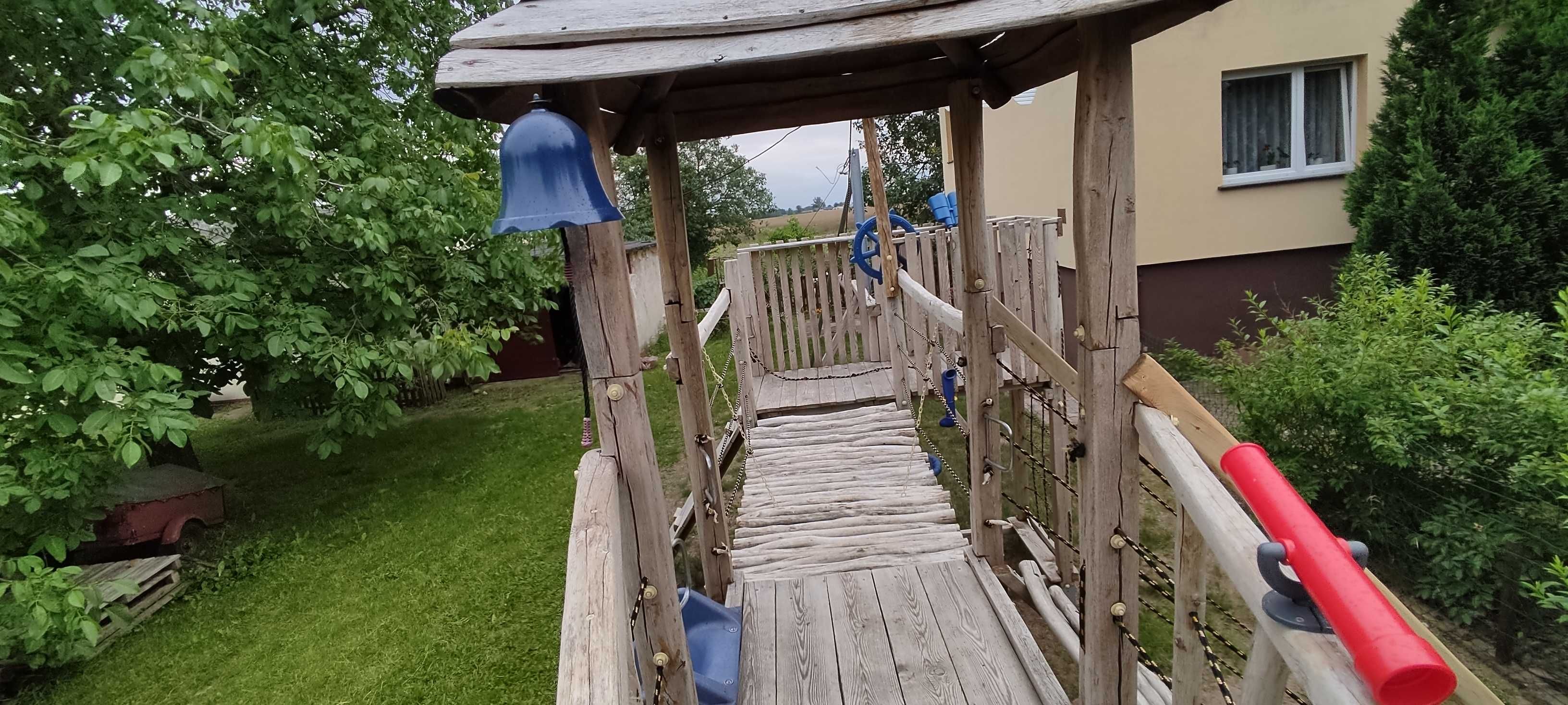Ogromny drewniany plac zabaw statek tyrolka ślizg huśtawki