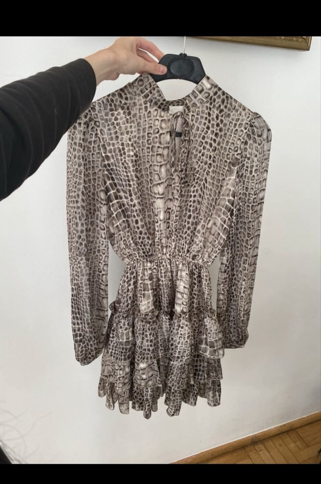 Elegancka sukienka/ złote nitki/wzór węża, rozmiar S/M (38)