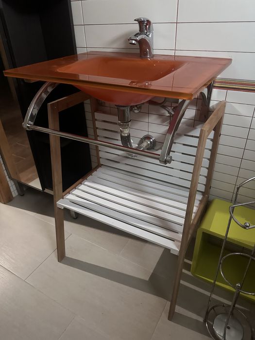 Estrutura de movel de casa de banho com lavatório