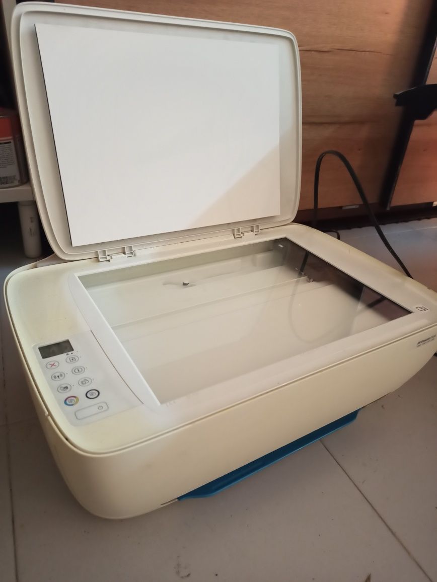 Impressora multifunções HP a funcionar quase dada