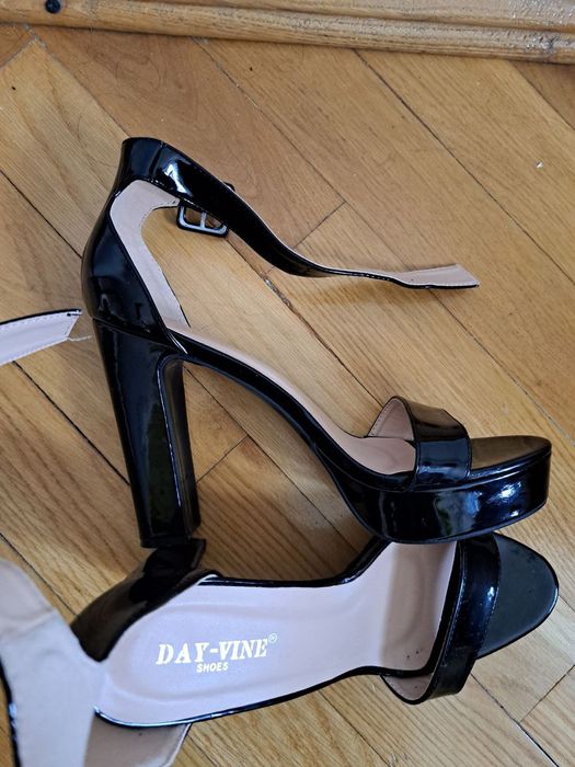 Босоніжки чорні каблуку