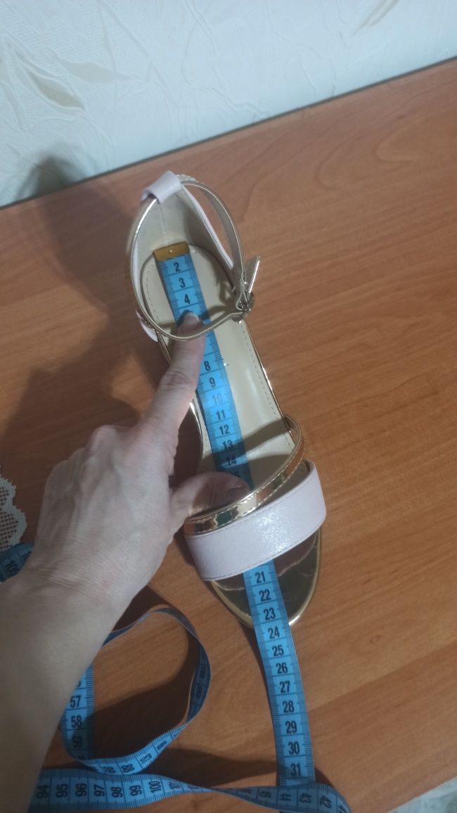 NOWE!!! Szampańskie sandały na słupku z lakierowaną wstawką rozm. 36