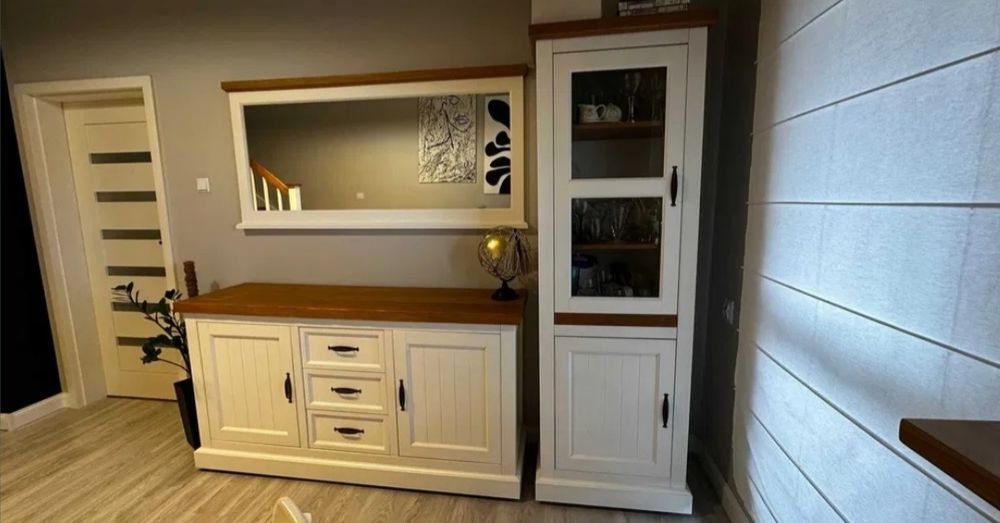 Meble białe z drewnianymi blatami