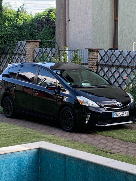 Toyota Prius V 2012 року
