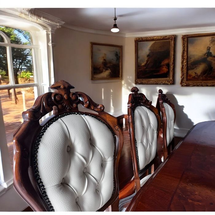 Piękny włoski stół i 8 krzeseł w skórze ecru nowy materiał