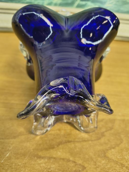 Szklany koszyczek dekoracyjny – ręcznie formowane szkło, kobaltowy