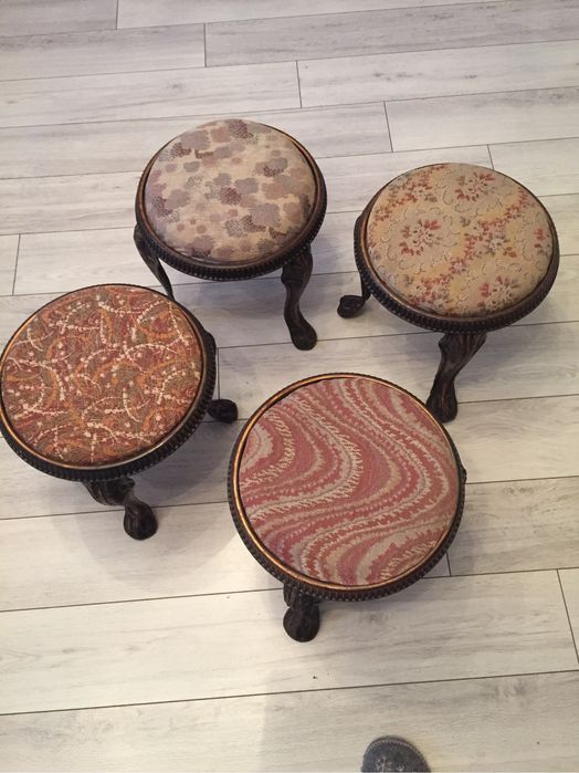 Taboret na metalowych nogach