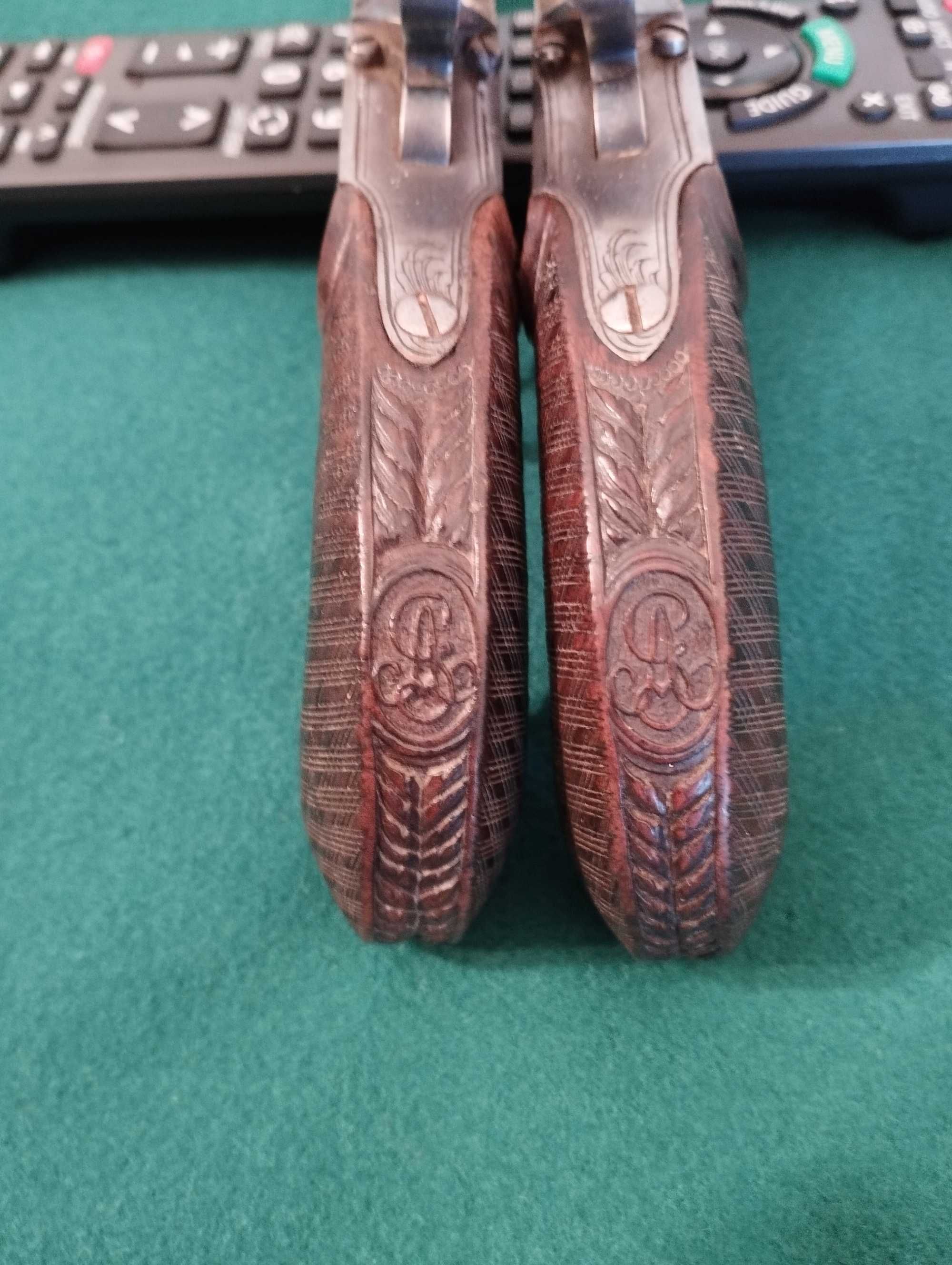 Par de pistolas de silex  estilo escocês do final do século XVIII