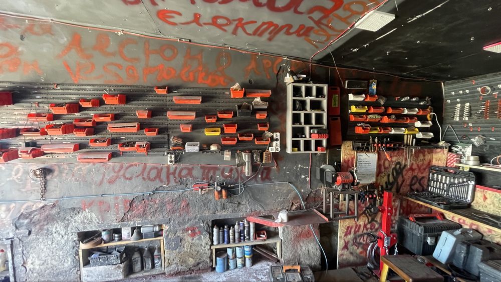 Продам гараж з інструментом під сто