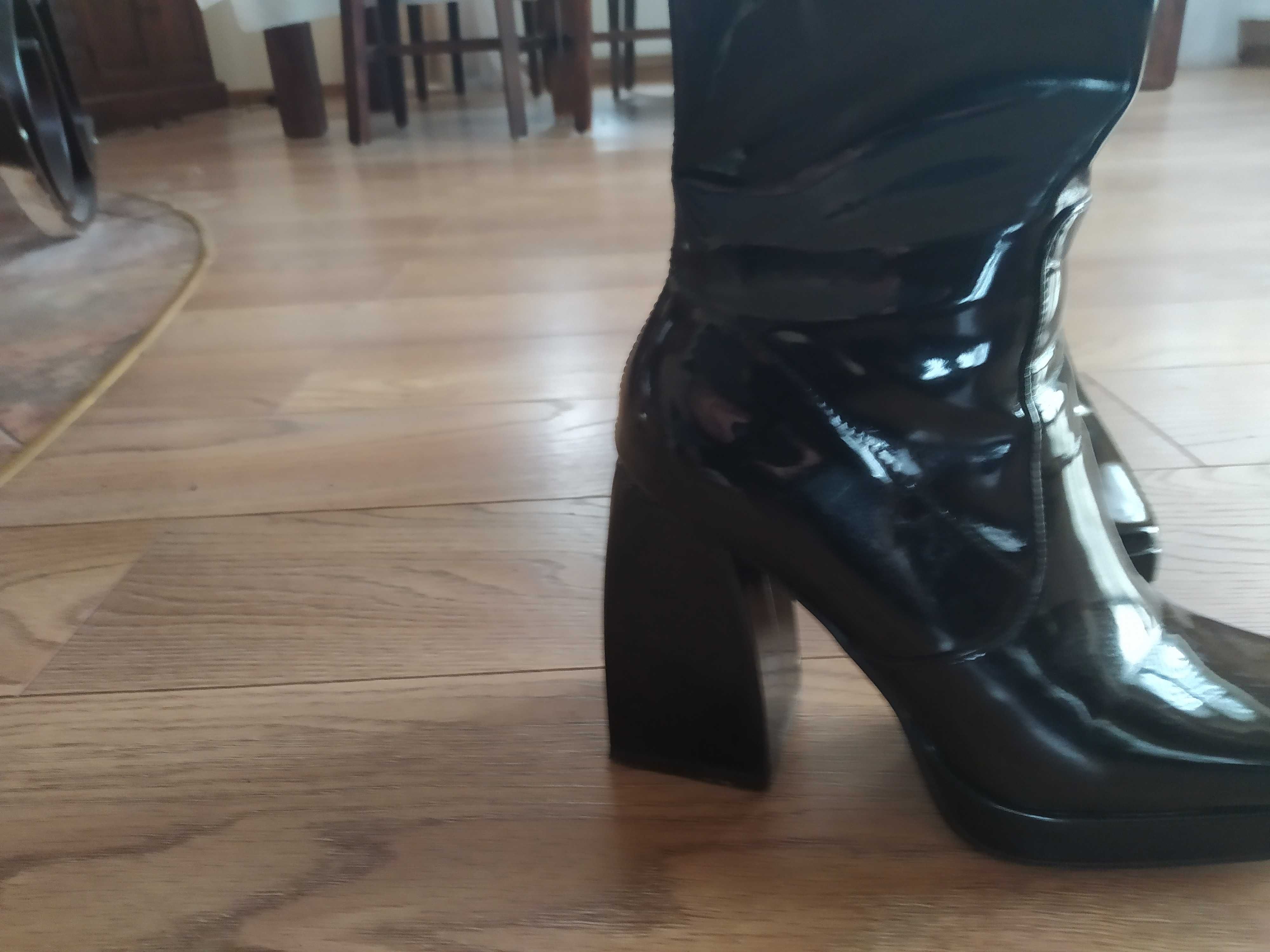 Czarne buty lakierowane