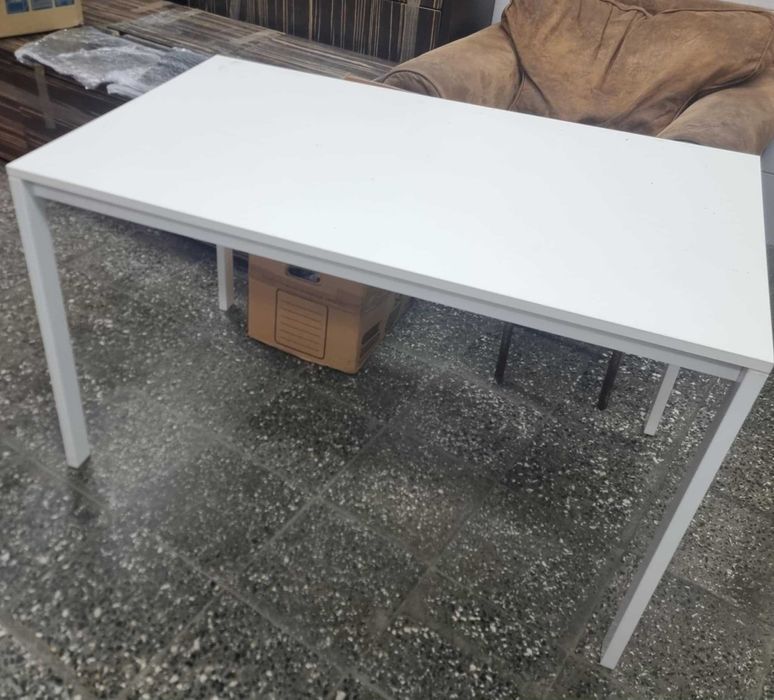 Sprzedam biurko/stół JYSK – białe, minimalistyczne, w świetnym stanie
