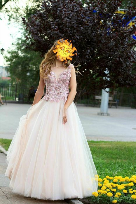 Розовое выпускное платье с аппликацией