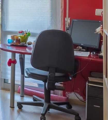 Mesa/secretária em vermelho