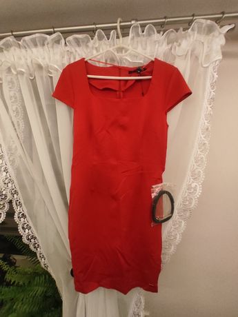 Czerwona, dopasowana sukienka
