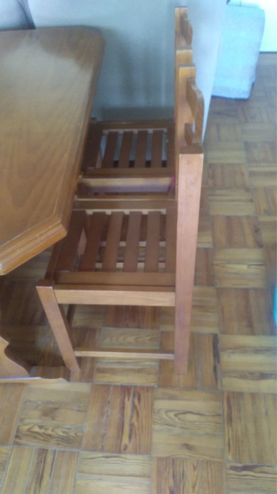 Mesa com 4 cadeiras de madeira