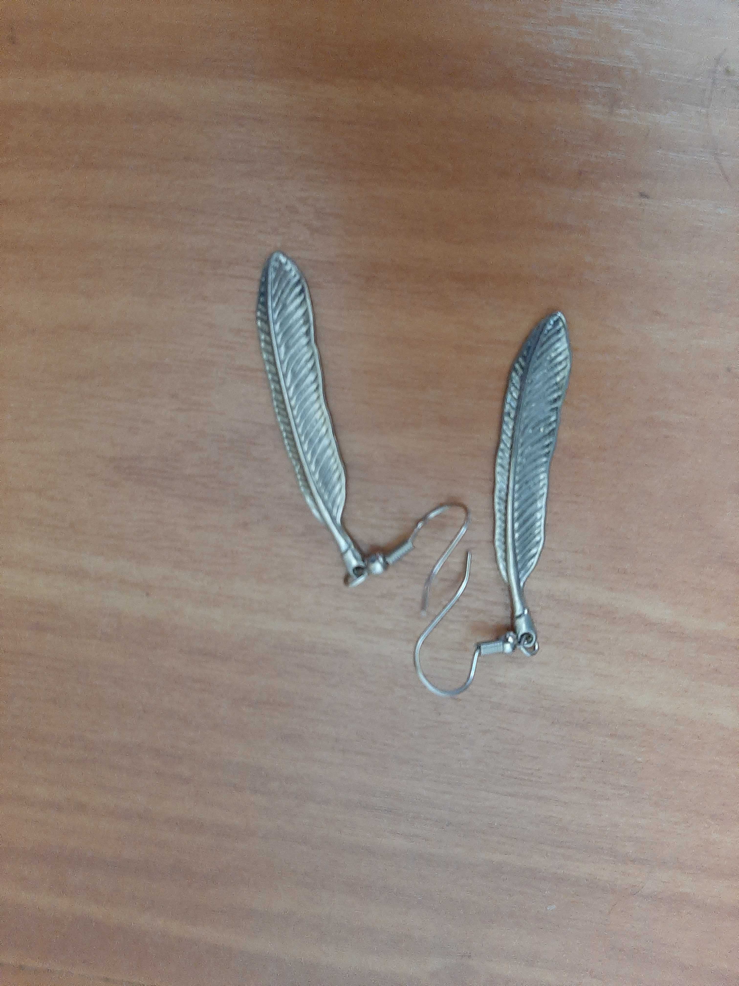 Várias peças de bijuteria