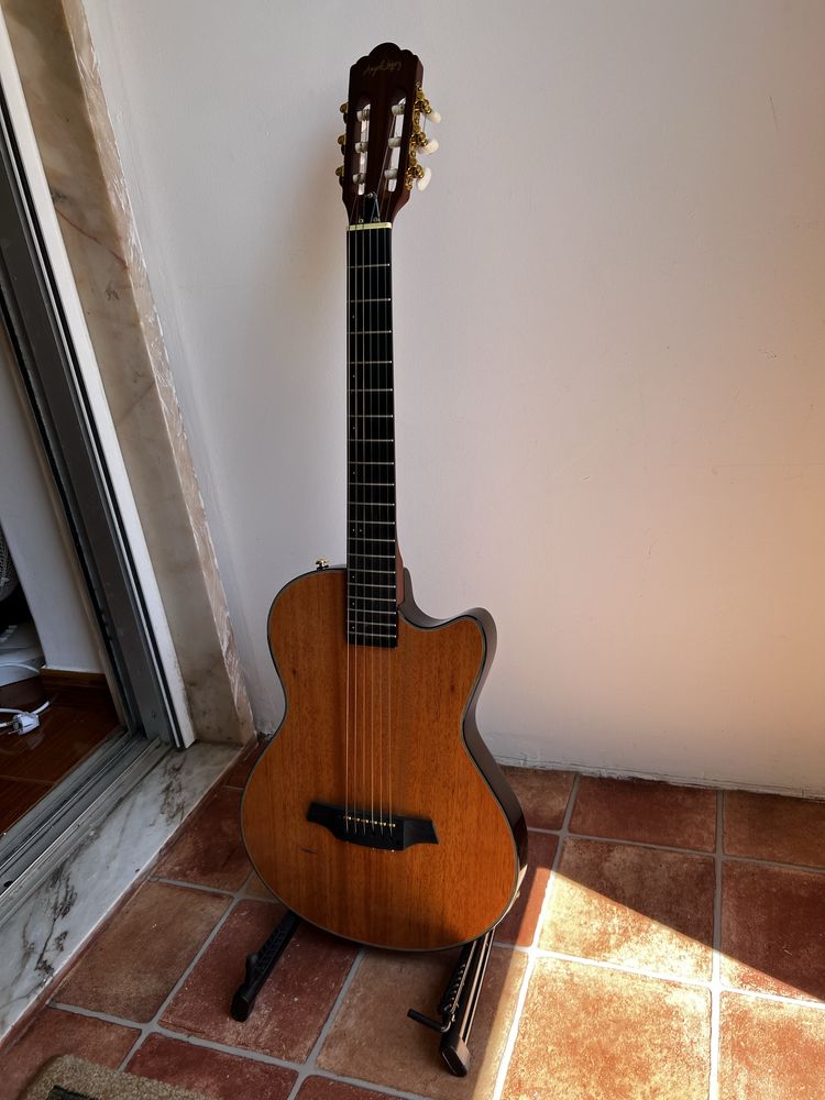 Guitarra nova com pouco uso, captador melhor do que o original