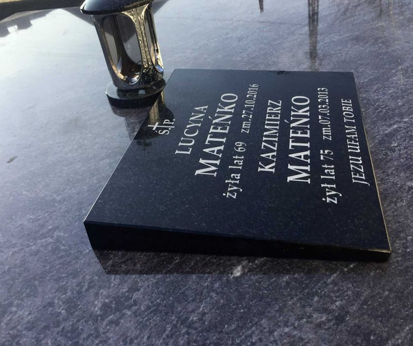 Nagrobek granitowy montaż + napisy 6900 zł