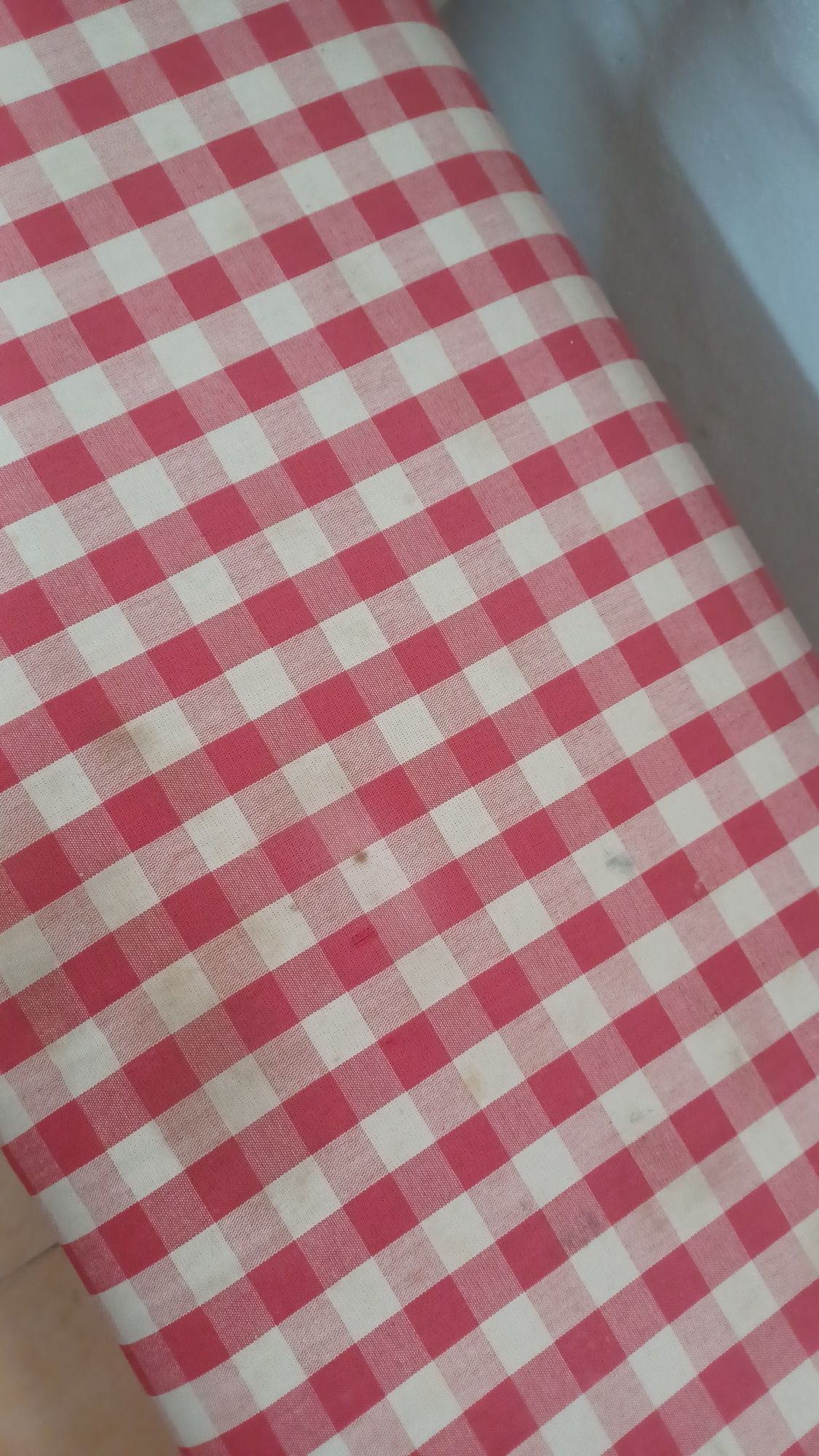 2 bancos xadrez vermelho e branco