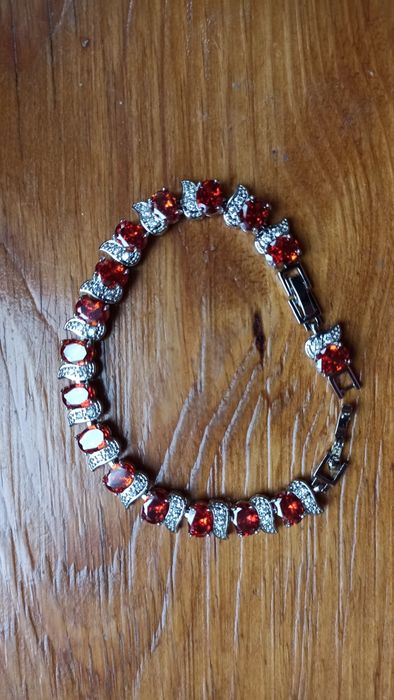 Браслет червоний гарний   без дефектів